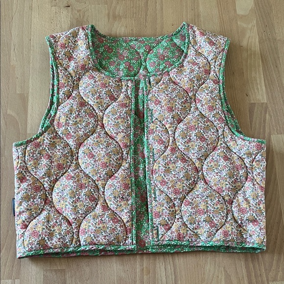Oak Meadow Floral Quilted Vest - Picture 10 of 13